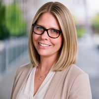 Laura Saba headshot