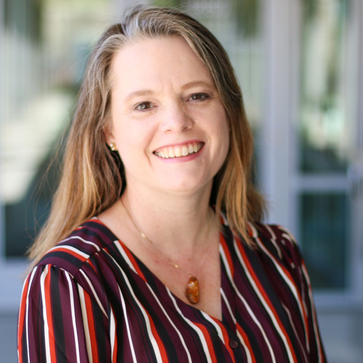 Shelly Lange headshot